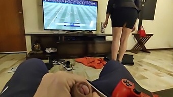 De Ondeugende Ontmoeting Van Stiefmoeder Met De Stiefzoon Van Haar Vriend En Zijn Zaadlozing In Haar Anus