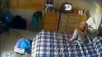 Een Amateurmoeder Geniet Van Soloplezier Terwijl Ze De Expliciete Video Van Haar Zoon Bekijkt, Vastgelegd Door Een Verborgen Camera.