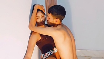 Hanif En Sumona Ondernemen Seksuele Activiteit Met Een Grote Penis En Een Opgewonden Stiefzus