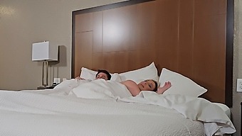 Quinn Waters Und Ihr Stiefsohn Kuscheln In Einem Hotelzimmer