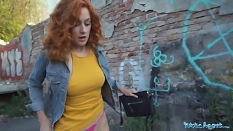 Une Nana À La Chatte Serrée Se Fait Baiser Par Derrière En Public