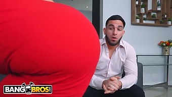 Camila Cruz Et Son Petit Ami Se Livrent À Un Trio Torride Avec La Milf Aux Gros Seins Naturels Carmela Clutch.