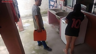 Evli Kadın Eşi Yokken Çamaşır Tamircisine Kalçalarıyla Sokturdu