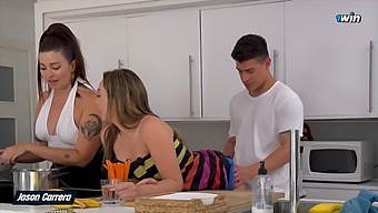 O Femeie Frumoasă Cu Țâțe Mari Naturale Și Prietena Ei Au Un Threesome Fierbinte Cu Un Prieten.
