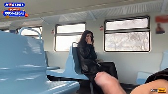 Een Man Krijgt Een Handjob Van Een Vreemde In Een Trein En Loopt Vervolgens Rond In De Rijtuigen Met Sperma Op Zijn Gezicht.